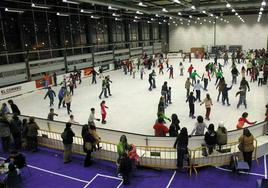 La pista de hielo de Durango es una de las principales actividades de la Navidad en la comarca