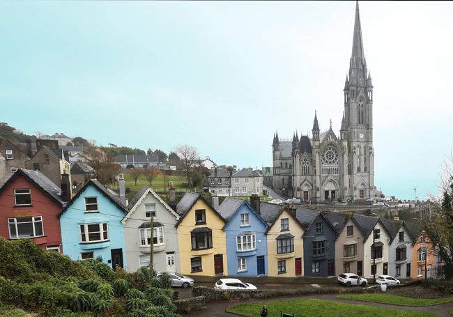 Casas de colores de Cobh con la Catedral de San Colmán al fondo.