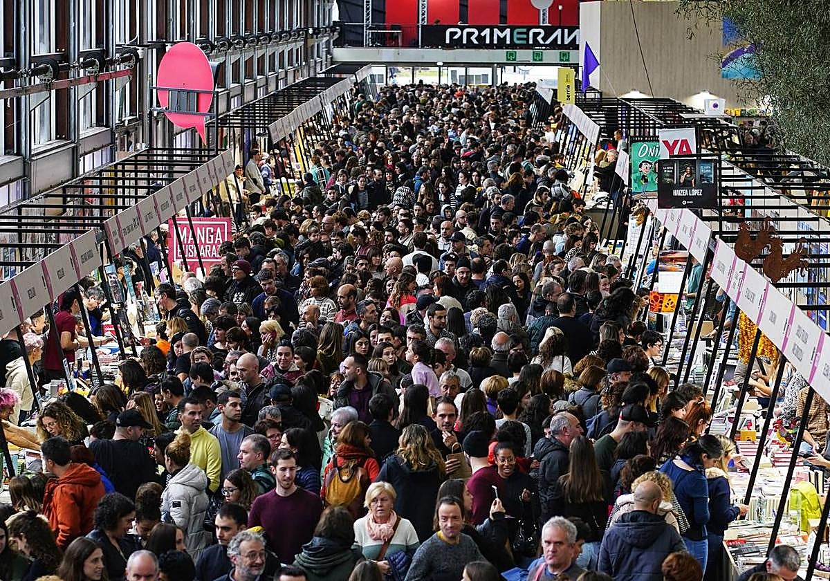 Azoka, jendez gainezka.