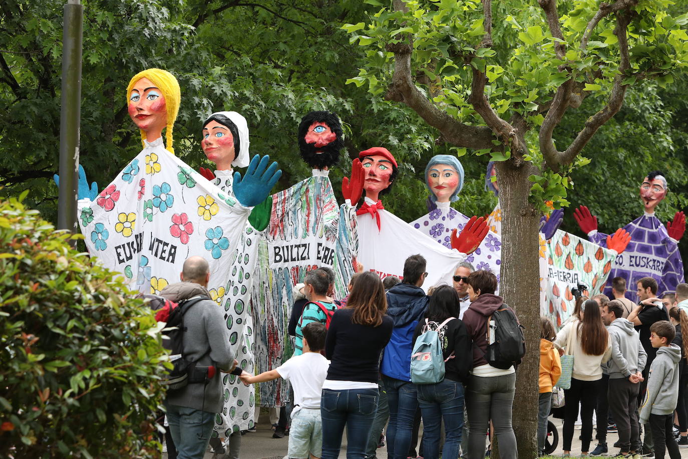 El euskera llenó las calles de Ondarroa durante el último Ibilaldia.