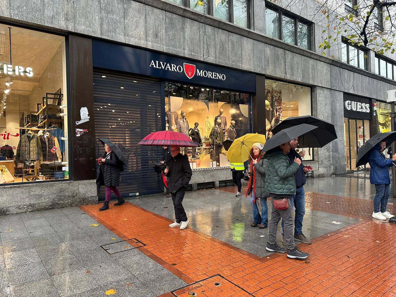 Una de las tiendas que ha optado por bajar la persiana para evitar incidentes con los piquetes.