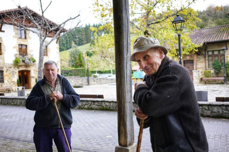 El pastor Antonio y su hermano Pedro, delante del Etxebarri.