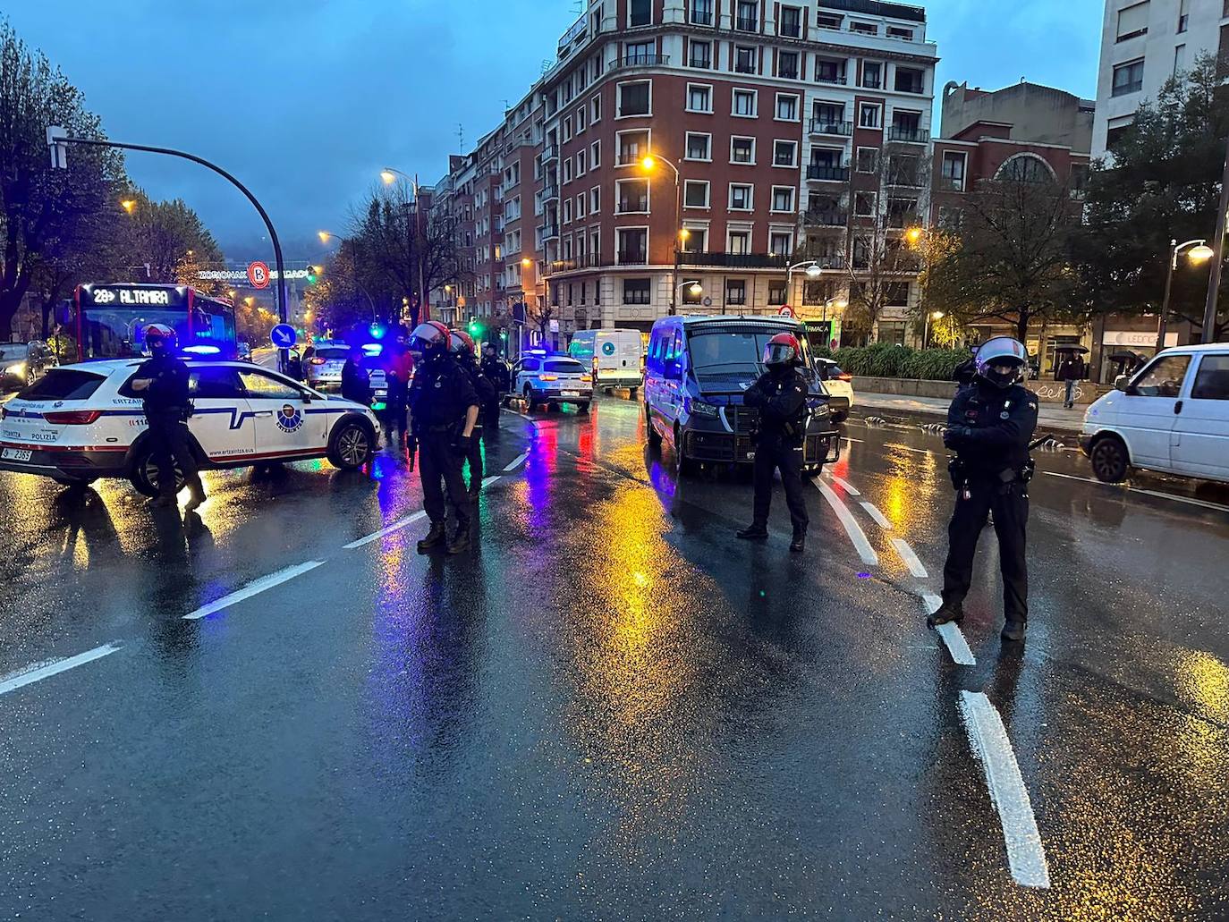 Los antidisturbios de la Ertzaintza se han personado en Sabino Arana a primera hora, pero no han intervenido.