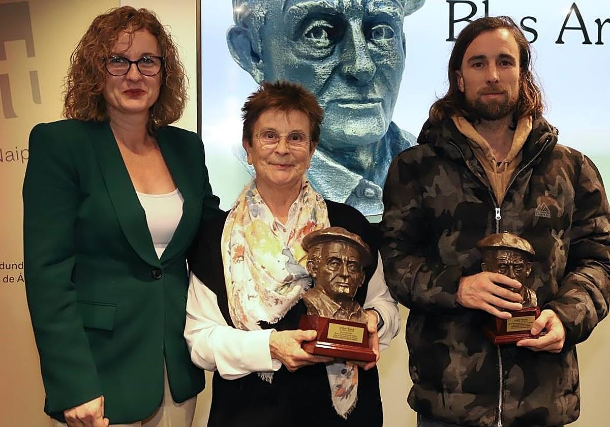 Blanka Gómez de Segura, directora del Museo de Ollerías, en el centro, con el premio en el acto celebrado este jueves.