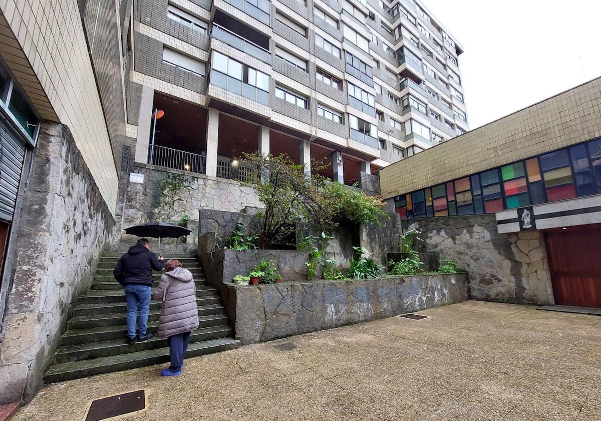 Vecinos junto a la iglesia de El Carmen accediendo a la parte superior por las escaleras.