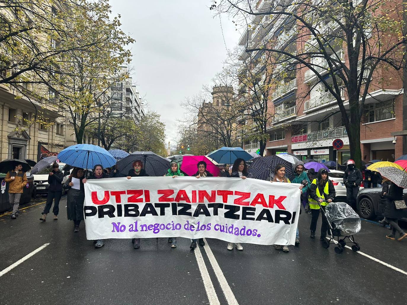 Imagen de la marcha de la Gran Vía antes de llegar a la sede Confebask.