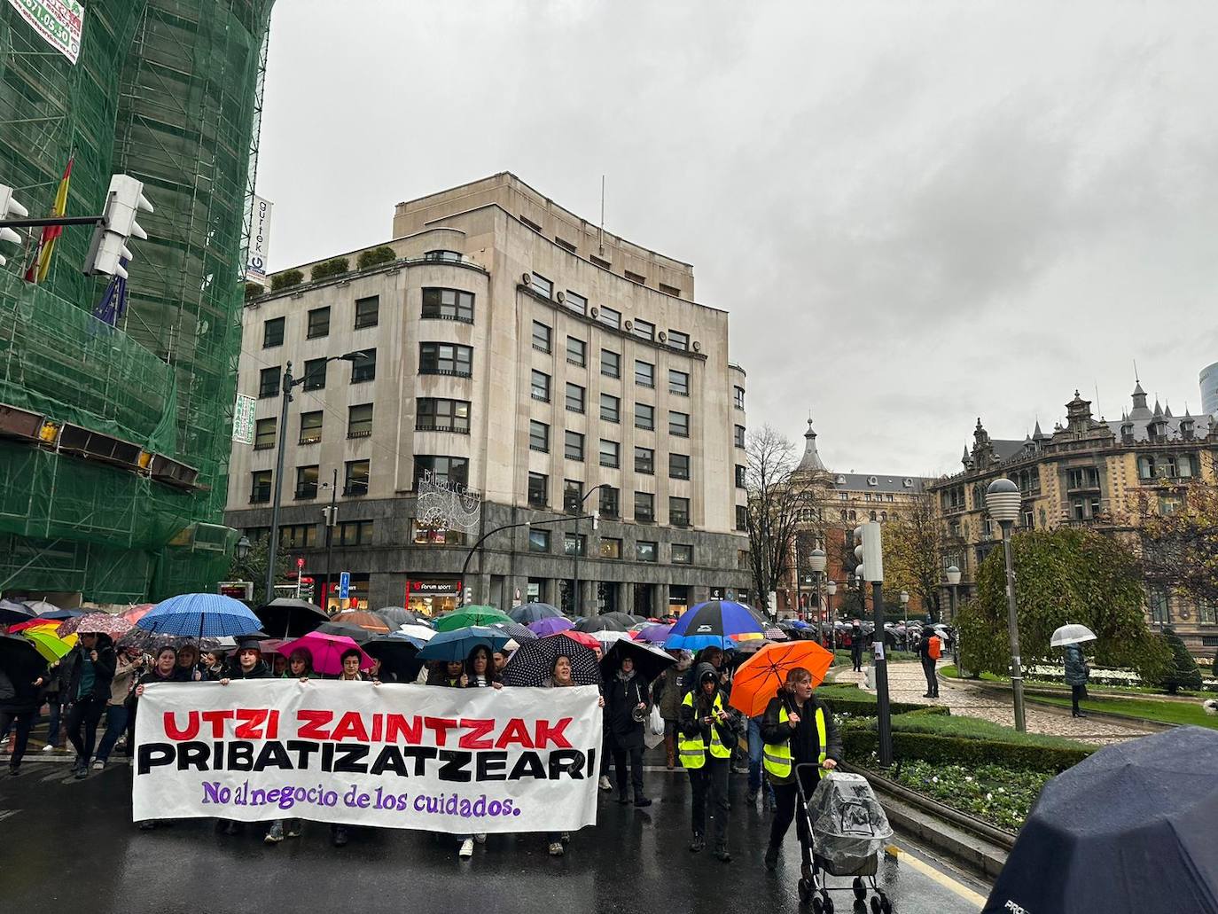 A partir de la plaza Moyúa ha aumentado el número de asistentes a la manifestación en Bilbao.