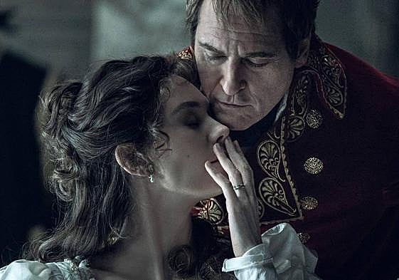Joaquin Phoenix encarna a Napoleón y Vanessa Kirby a Josefina en el filme de Ridley Scott.