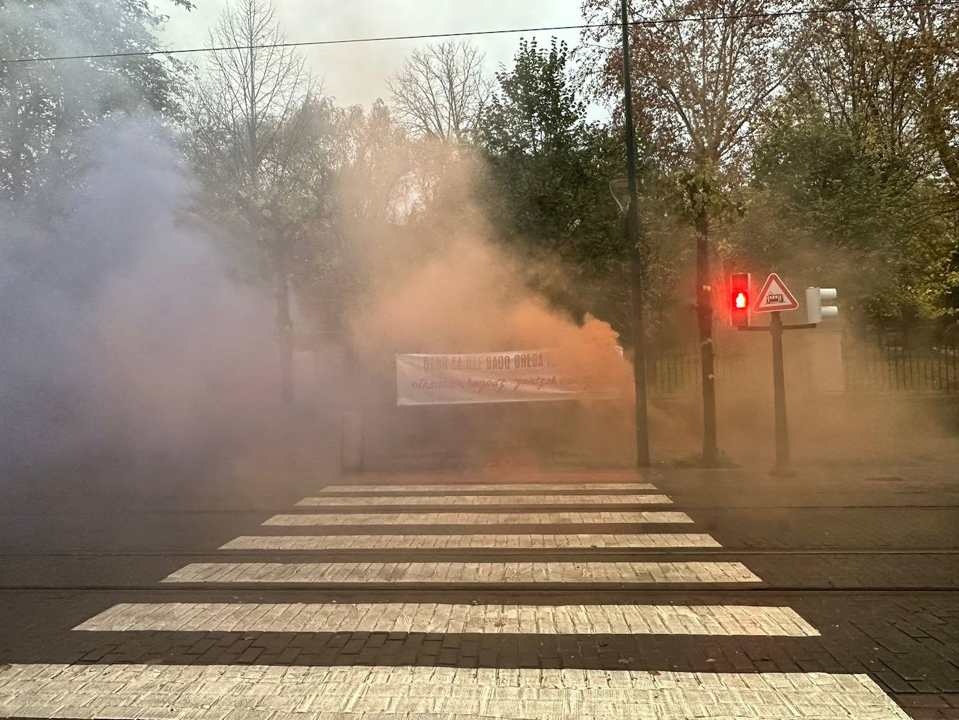 Bombas de humo en Sabino Arana a primera hora.