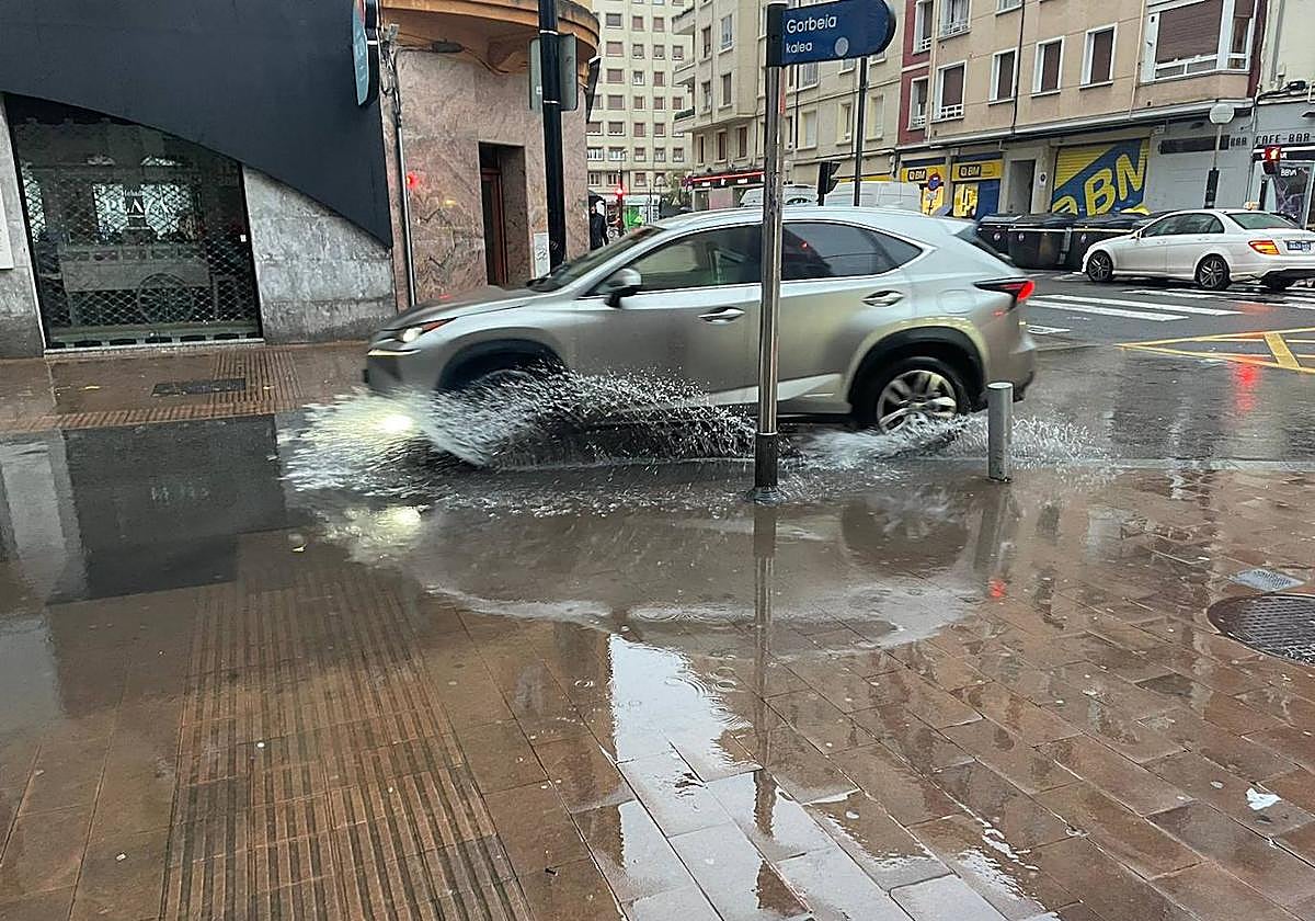 La lluvia de ayer dejó numerosas balsas en varios puntos de la ciudad.