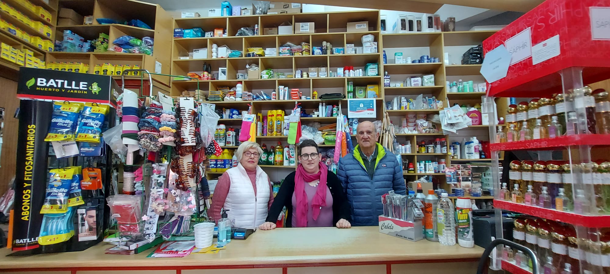 Los padres de Ainara, Felicidad Izagirre y Javier Amutio, arropan a su hija Ainara que comanda en la actualiadd el negocio.