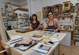 La francesa Laetitia Millois Goikolea y la italiana Leire Celani Urrutxua se han asociado para abrir una tienda de enmarcación y restauración en Gernika.