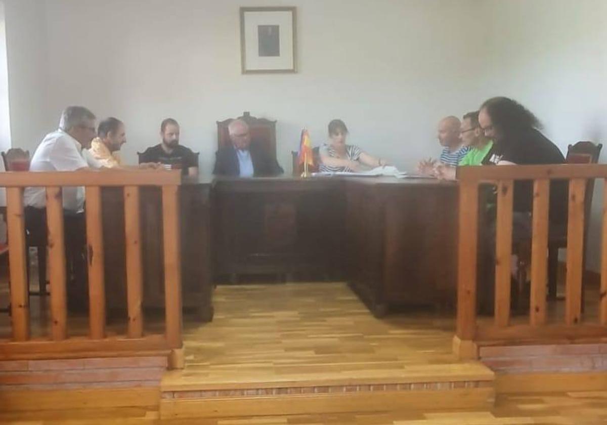 Celebración de un pleno en la Merindad de Montija durante esta legislatura, con el alcalde en el centro.