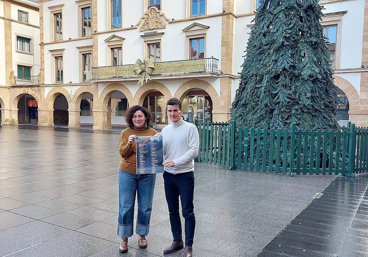 El concejal de Cultura, Koldo Bilbao y la alcaldesa de la localidad, Ainhoa Salterain, han presentado la programación navideña.