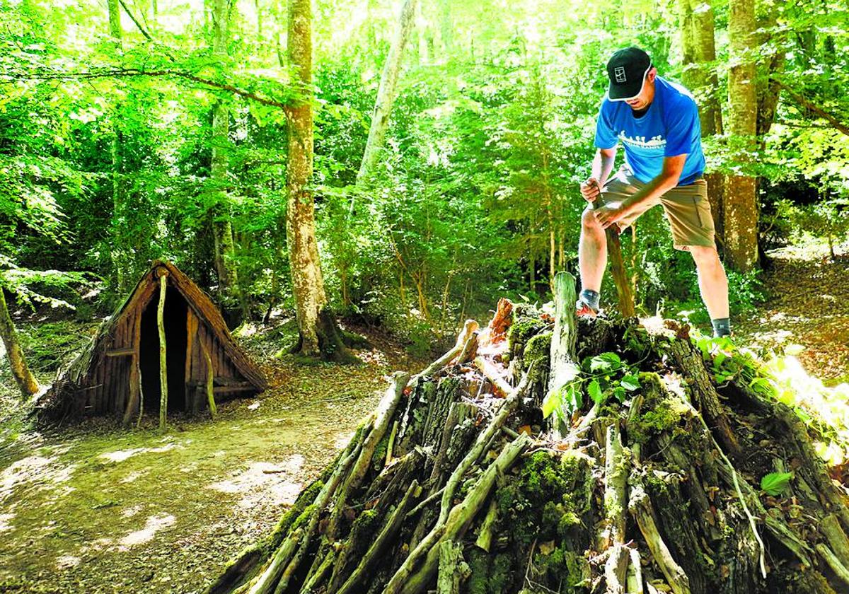 Reconstrucción de una carbonera y una cabaña de vigilancia. Reconstrucción de una carbonera y una cabaña de vigilancia.