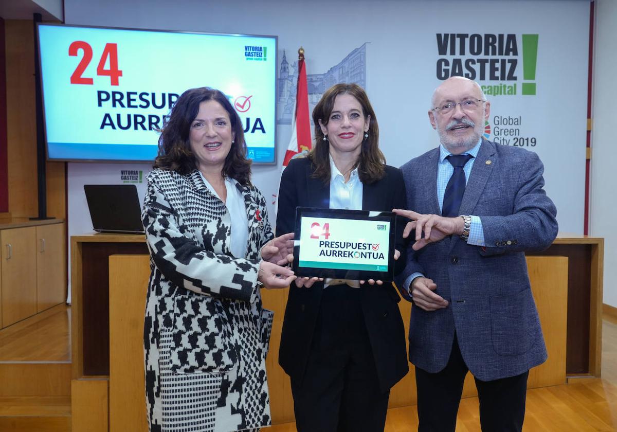 Beatriz Artolazabal, Maider Etxebarria y Jon Armentia en la presentación del presupuesto para 2024.