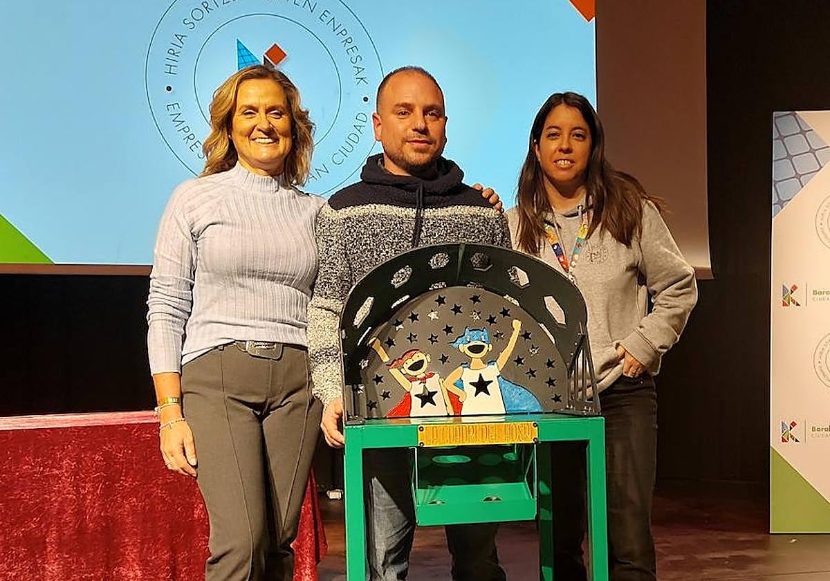 La alcaldesa, Amaia del Campo, con Carlos Rico, creador de la rana, y Débora Martín, de La Cuadri del Hospi.