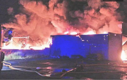 Las llamas devoran las instalaciones de Troquelados Cordón.