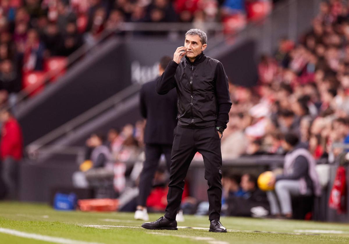 Ernesto Valverde, con rostro serio en la banda de San Mamés.