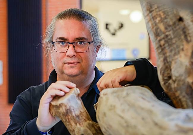 Varón posa en la UPV, donde ha desarrollado su tesis doctoral bajo la dirección del catedrático Juan Antonio Quirós.