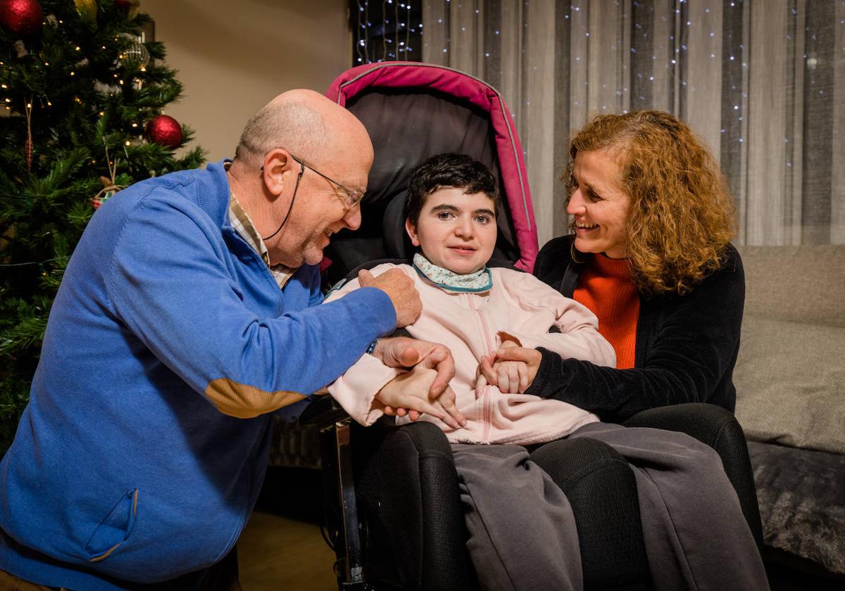 Judit, junto a sus padres, Jesús y Rosario, en su casa de Vitoria.