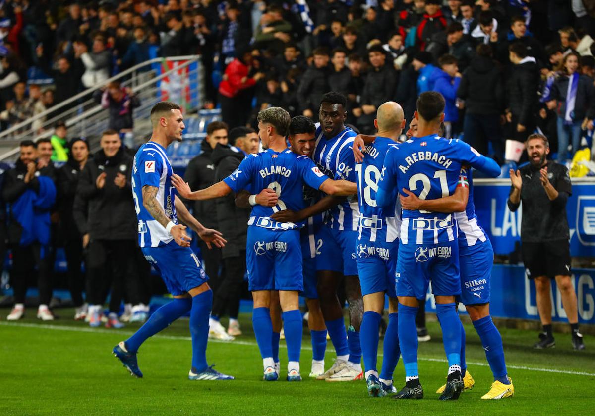 Los jugadores del Alavés celebran uno de los goles ante el Granada.