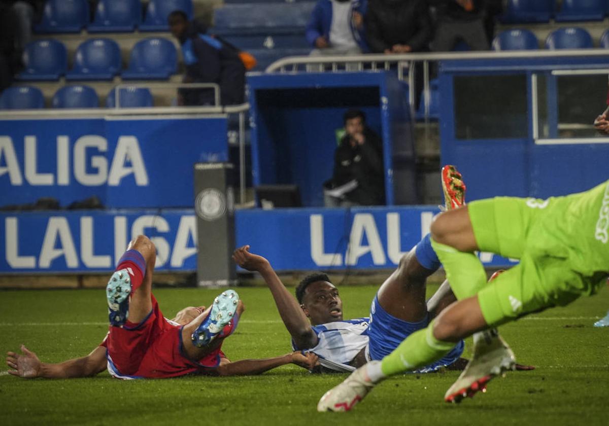 Samu marcó ante el Granada en el último partido del Alavés, un duelo que fue una muestra de superioridad ante un rival directo por la permanencia.