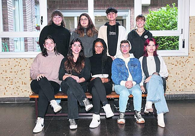 De izquierda a derecha. Arriba: Naiara, Ángela, Santiago e Isabel. Abajo: Onintza, Amaia, Ohiana, Daniel y Jeangel