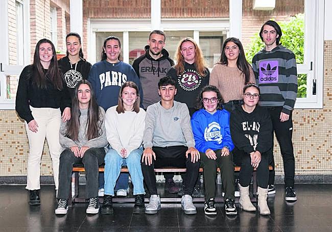 De izquierda a derecha de arriba abajo: Olaiz, Eneritz, Ane, Aitzol, Mendia, Naiara, Gorka, Eider, Garbiñe, Oier, Yaiza, Alaitz.