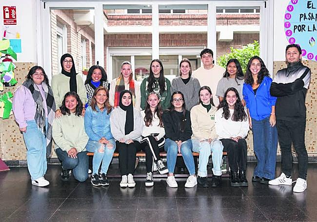 De izquierda a derecha. Arriba: Celeste, Sara, Samira, Ana, Jone, Garaiz y Paula. Abajo: Aida, Shaya, Ashley, Olatz, Lourdes, Nahia, Luis, Mariel, June y Daniel.