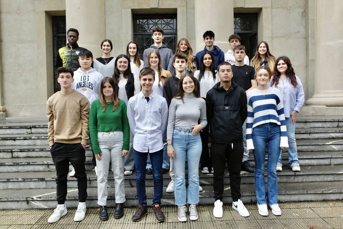 De izquierda a derecha. Arriba: Merli Kibeya, Cecilia Borderas, Lierni de la Cruz, Maite Saéz López de Foronda, Pablo Castillejo, Unax Balluerca Garrido e Iraida Delgado. En medio: Tao Chen, Ayala Vallejo, Lorena Woodside, Eduardo Suso, Olaitz Nahikari Martínez, Tomás Cobo y Sofía Gutiérrez. Abajo: Gorka Olea, Sandra Epelde, Beñat Retamero, Alejandra Redondo, Santiago Valencia y Alexia Rodríguez.