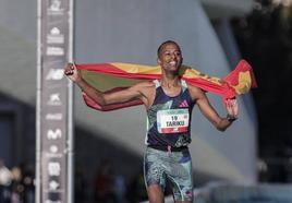 Tariku Novales celebra el récord conseguido en Valencia.