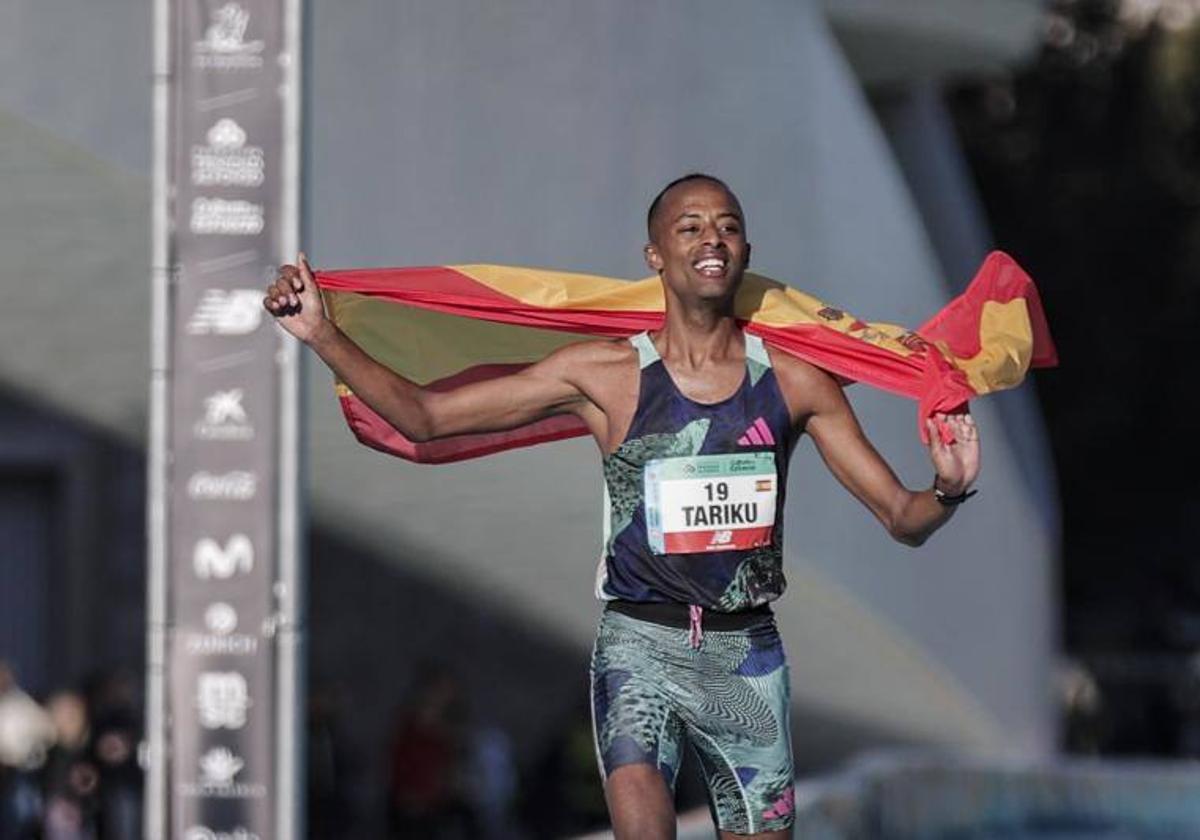 Tariku Novales celebra el récord conseguido en Valencia.