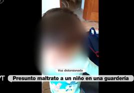 Imagen del niño maltratado por su profesora en la guardería.