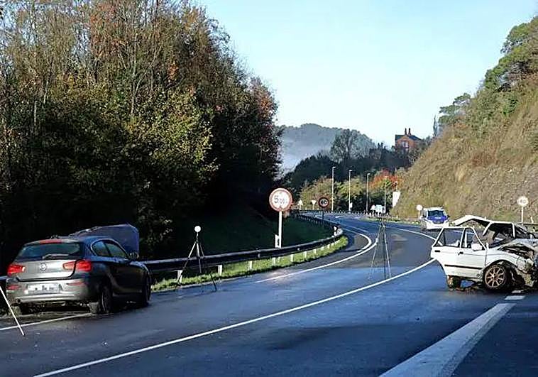 «El coche se salió de la curva y chocó contra el vehículo donde iban los cuatro amigos»
