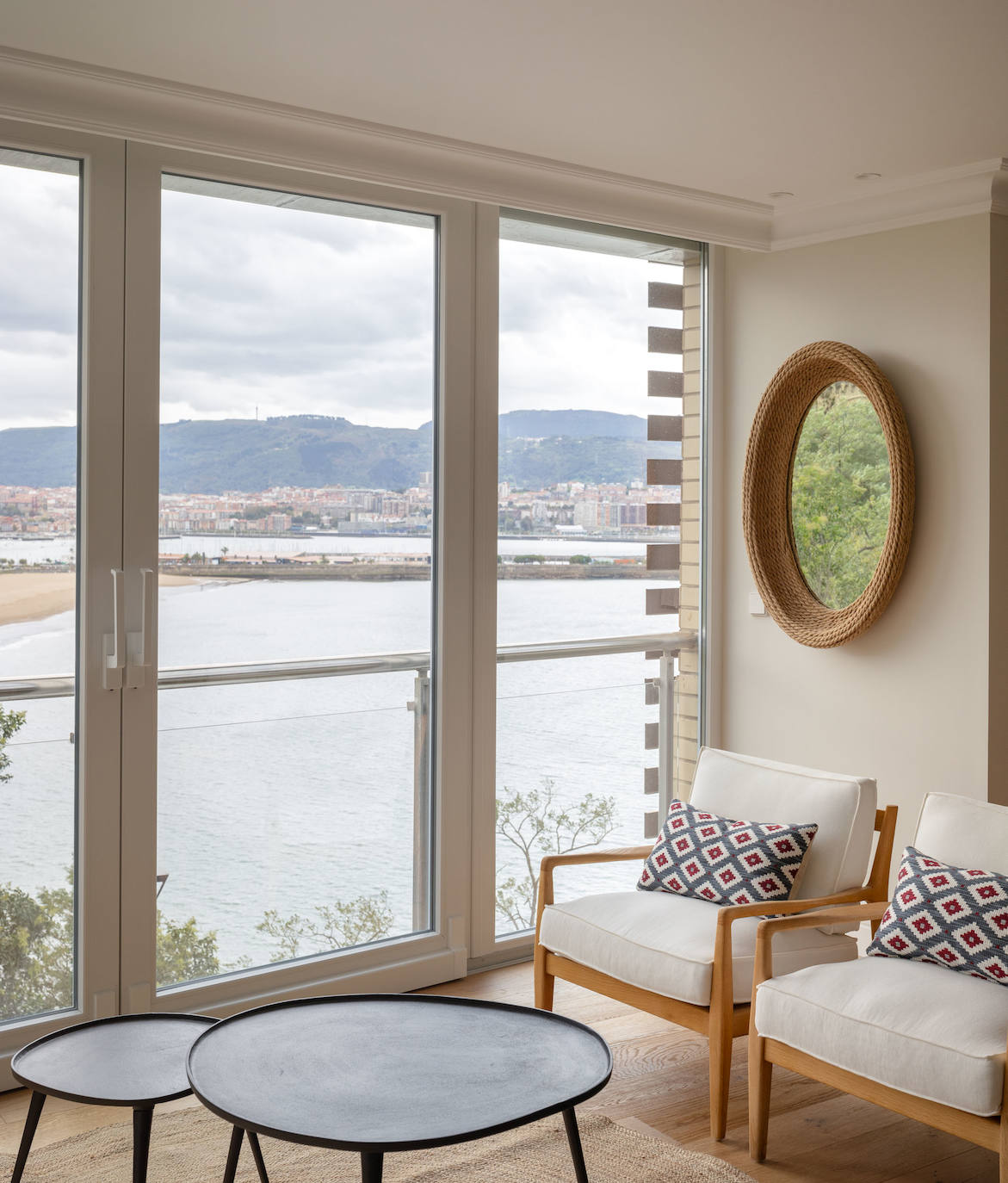 Una casa en calma: el refugio idílico de una familia sobre la playa de Ereaga