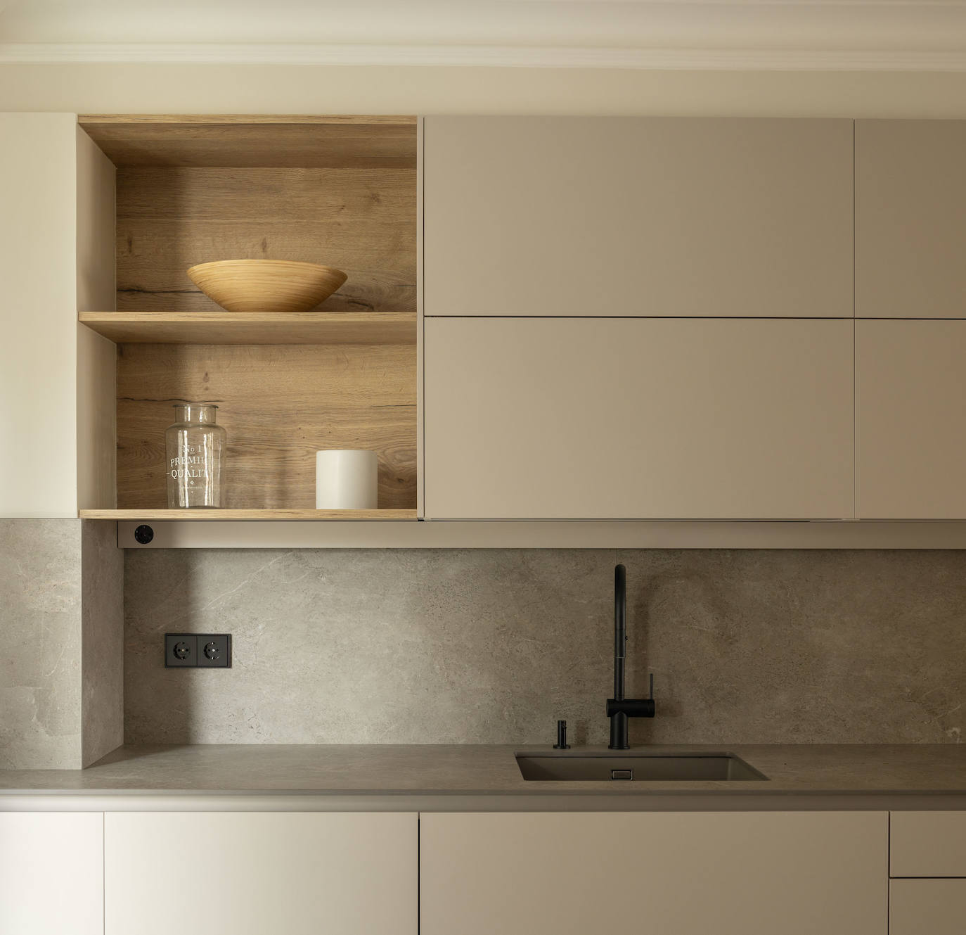 Una casa en calma: el refugio idílico de una familia sobre la playa de Ereaga