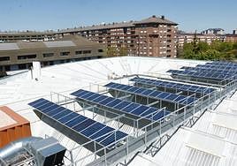Paneles fotovoltaicos sobre la cubierta del Palacio Europa, en Vitoria.