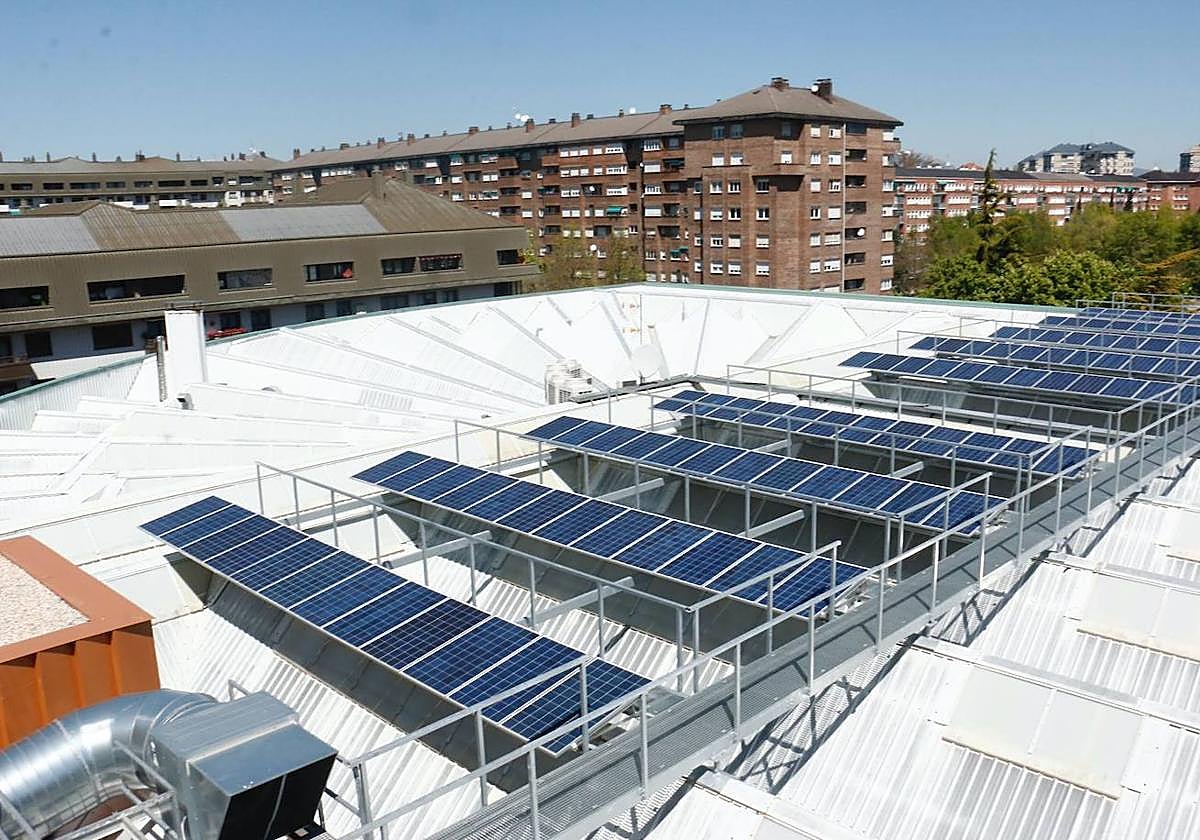 Paneles fotovoltaicos sobre la cubierta del Palacio Europa, en Vitoria.