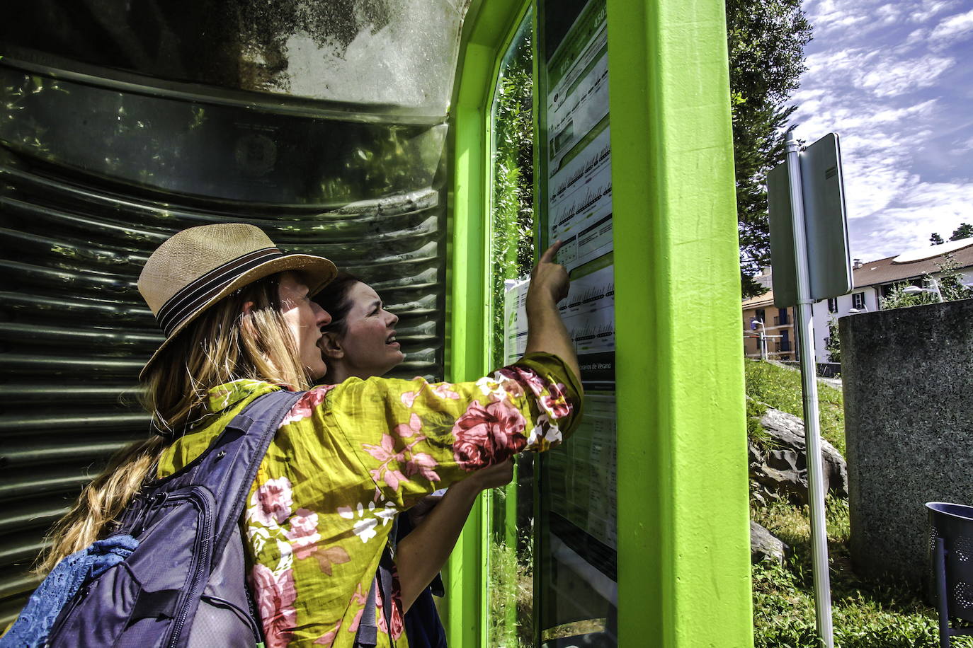 Dos usuarias comprueban las frecuencias del Bizkaibus en la comarca.