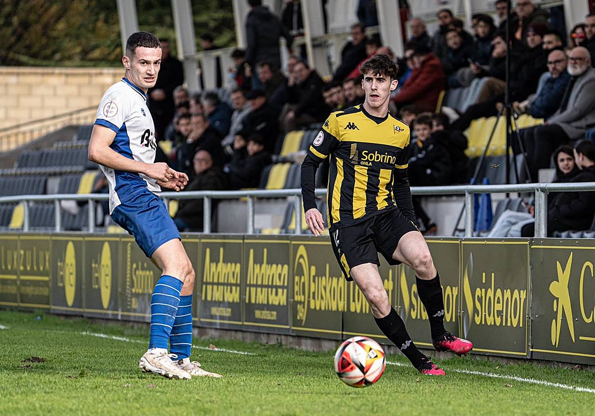 Javier Elías da un pase durante el último partido del Portugalete contra el Lagun Onak.