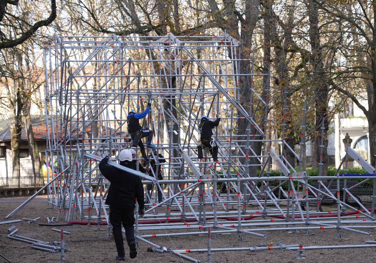 La estructura de la atracción ya es visible.