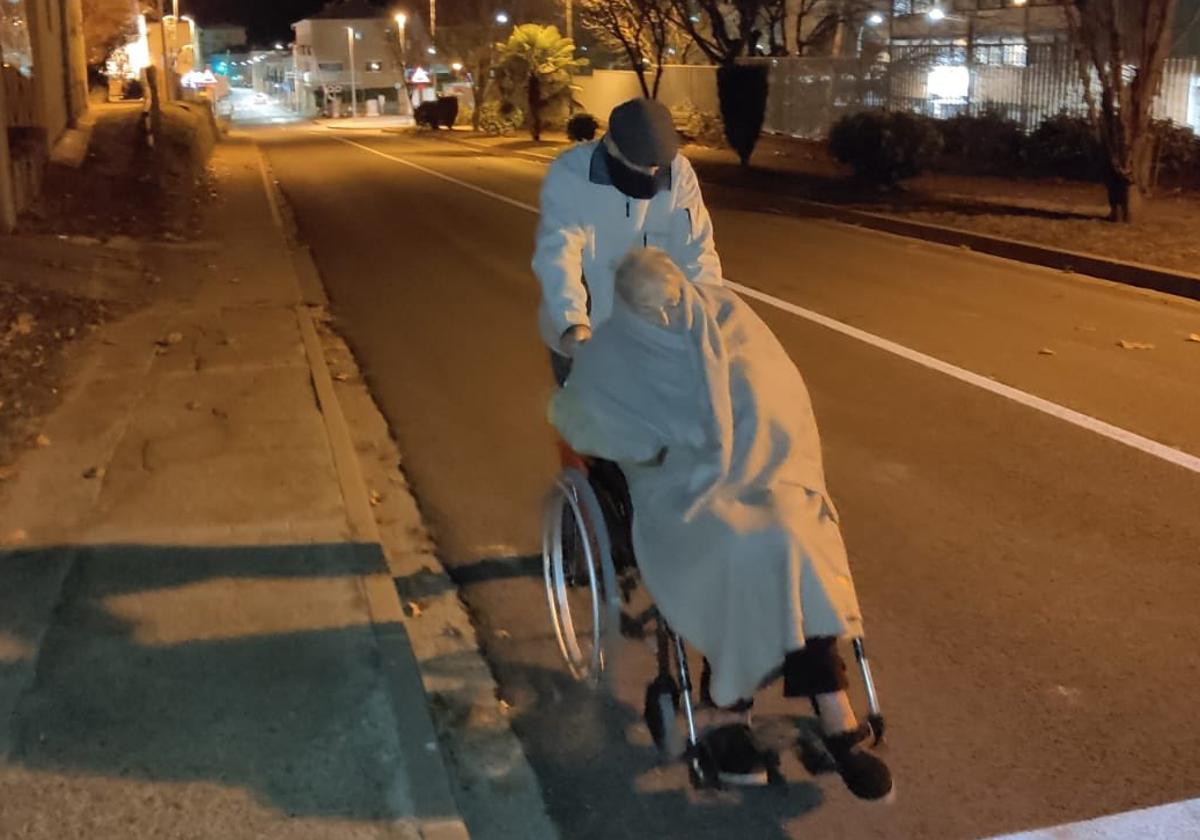 La odisea de un hombre de 94 años que empujó la silla de su mujer con Alzheimer desde el hospital hasta la residencia