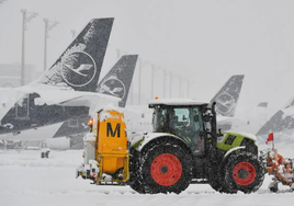 Un tractor quitanieves se aplica a fondo en la pista del aeropuerto de Munich.