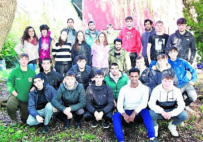 De izquierda a derecha. Atrás: Leire, Enaitz, Ander, Beñat, Aitor, Danel, Gerard, Izan y Alaitz. En la zona central: Lorena, Ane, Sofía y Ander. En la segunda fila: Iva, Aitor, Hodei y Hodei, Ekaitz, Ibai y Xabi. Delante: Dani, Gorka, Jorge, Abay y Orkatz.