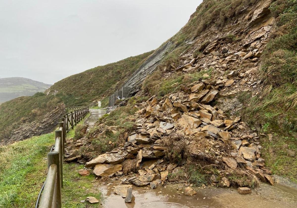 Las fuertes lluvias de enero provocaron un desprendimiento en un tramo del paseo de Kobaron y permanece cortado desde entonces.