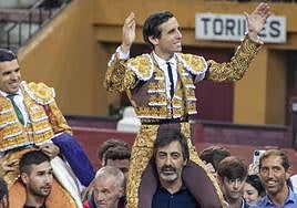 El torero, en hombros de Juan del Val en una imagen de archivo.