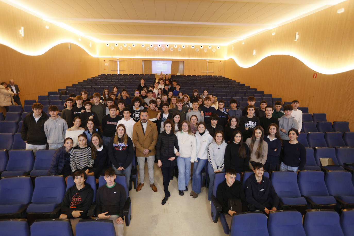 El alcalde Loiu, Josu Andoni Begoña, rodeado por los alumnos participantes en STARTInnova del colegio P. Andrés de Urdaneta.