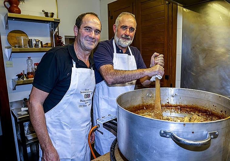 Manu Gil y Juan Carlos Medina remueven el enorme puchero que dará de comer a la sociedad, después de presentar los pintxos 'Nido de cuco' y 'Bacalao encamado' en el concurso.