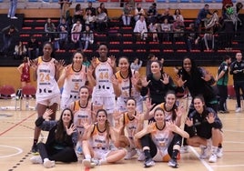 Las jugadoras del Ausarta Barakaldo celebran la décima victoria en diez partidos de liga.